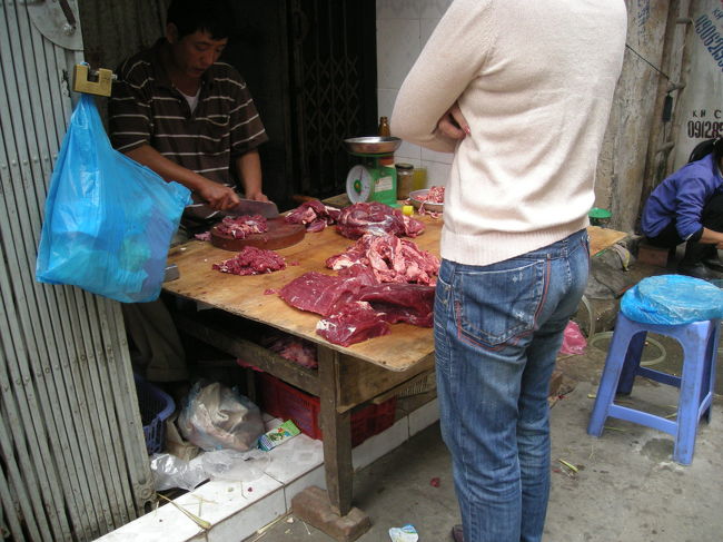 この通りは本当にすごい。<br />外で野菜や果物はもちろん、魚も肉までも売っていました。