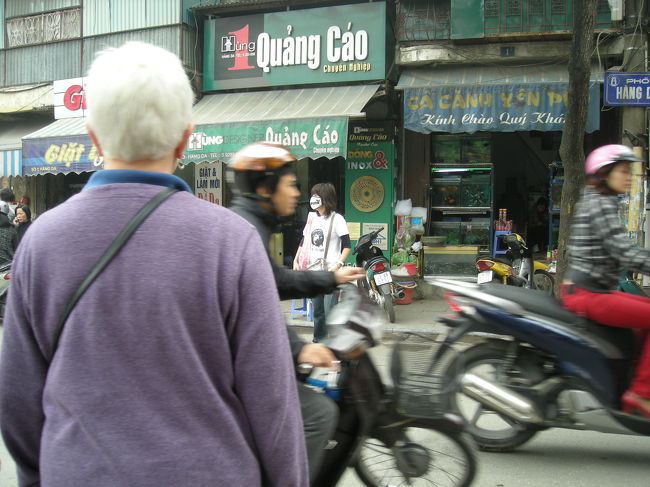 小さい通りを抜けたら<br />車ビュンビュンの大通り。<br />友達を置いてけぼりにしてしまいました。