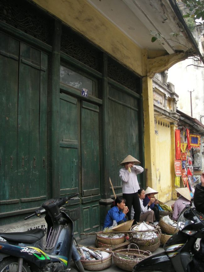 ベトナムといえばやっぱりあの笠ですね。