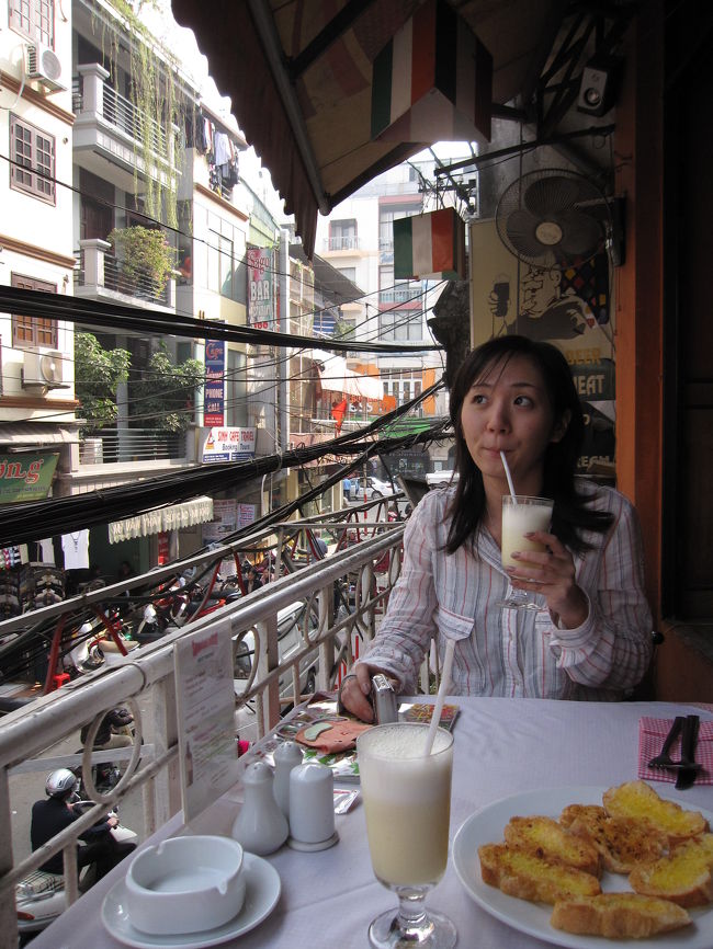 昼食は「LITTLE HANOI」。<br />サンドイッチ屋さんです。<br />下は車もバイクも自転車も入り乱れておりました。