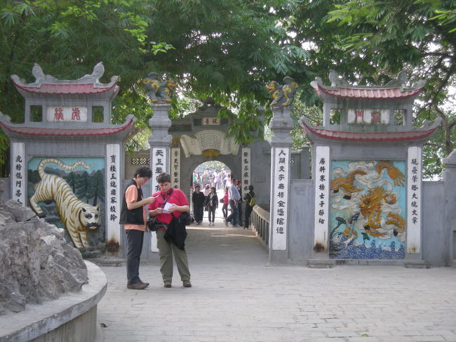 再び、玉山祠。<br />湖の真ん中にある寺。<br /><br />の門。