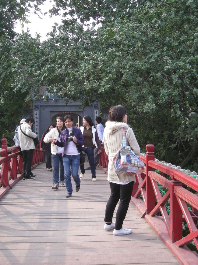 入場料が取られるので、入場料がなくてもいける<br />ギリギリまで行ってみました。<br /><br />湖にかかる橋。