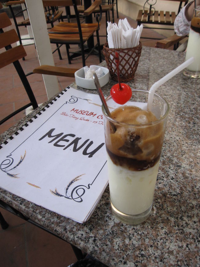オペラハウスの近くの喫茶店で<br />流行の飲み物とやらを飲んでみました。<br /><br />上からコーヒー。<br />ベトナムコーヒーの固まったもの。<br />下はヨーグルト！<br /><br />始めは酸味が強くて、うえ！っと思ったけど<br />よくかき混ぜるとなかなかおいしい〜♪