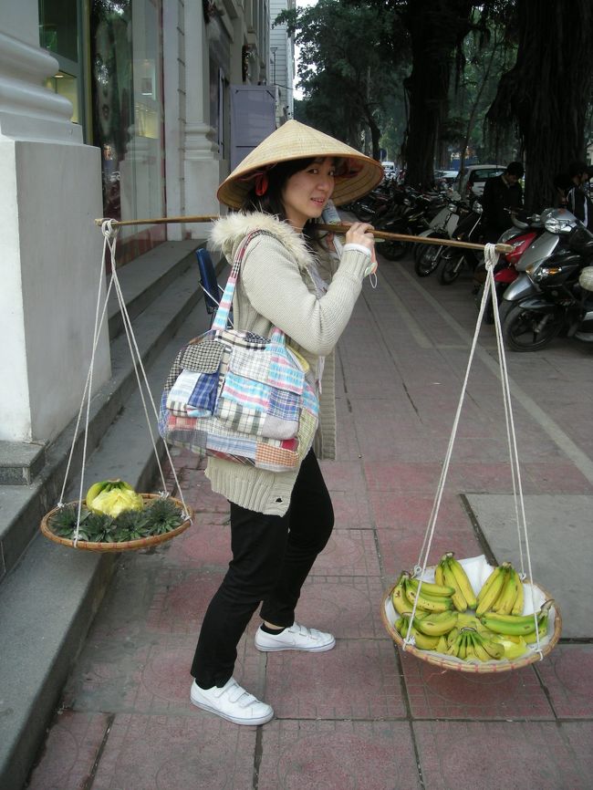 歩いてたら<br />「バナナ〜パイナップル〜」って言いながら<br />おばさんが私の肩にこれを乗せてきた。<br /><br />ええ！！って言いながら写真とって、<br />気がついたらパイナップルを一つ買ってた。