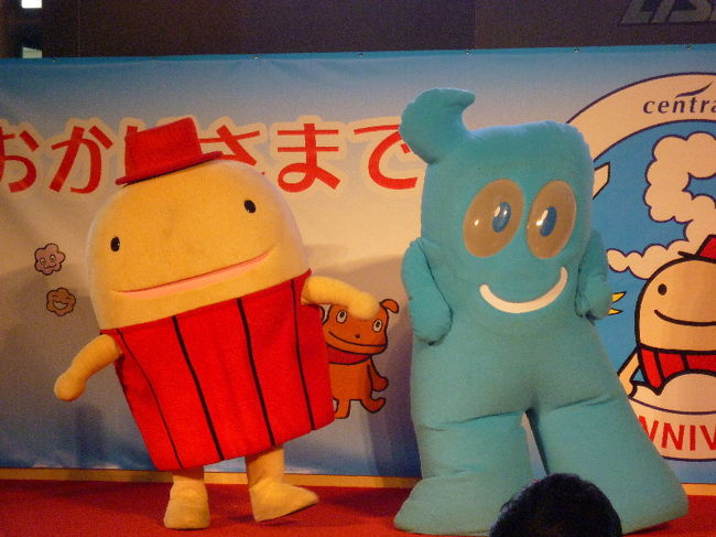 ここで乗り換え。…ただ、午前便の予約が取れなかったため午後便で向かいます。乗り換えまで6時間…。日曜だったせいか、どこ行っても人人人人！！！！！！ <br />休憩がてら、開港5周年記念イベント＆上海万博のプロモーション？をやっていたので時間つぶしに眺めてました。 <br /><br />左の空港のマスコット（なぞの旅人・フー）が可愛い…！！！右は上海万博のマスコットキャラクターだそうです。 <br />フーの勝ち。（可愛さ的な意味で <br />帰国後にフーが気になって（ぇ）設定を見たんですが、この子…スゴイです…。 <br />旅しまくってるので何ヶ国語もしゃべれたり、一緒に旅をしている『なぞの荷物持ち』と『なぞのトリ』の命の恩人だそうで…。 <br />可愛いくせに侮れないぜ！！！！！（← 