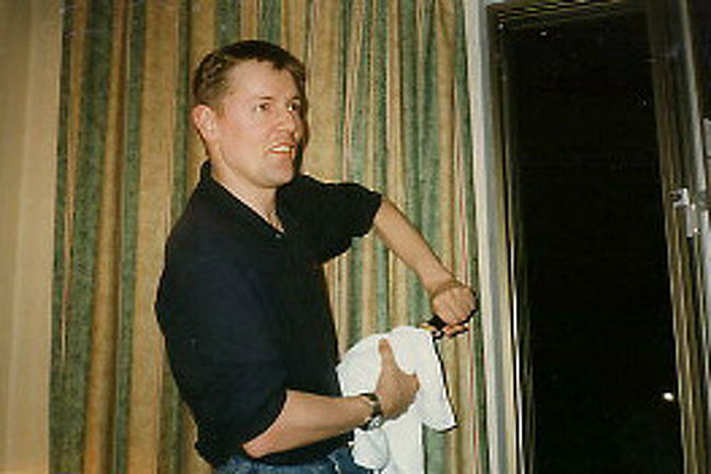 実はこの日はＰの誕生日<br />友達みんなでホテルの一室で<br />サプライズ・パーティー