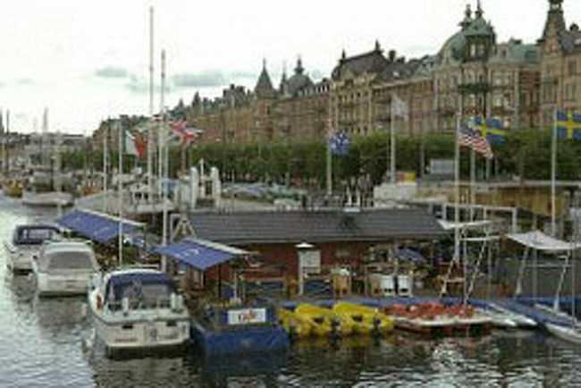 「北欧のベニス」といわれる<br />首都ストックホルム<br />メーラレン湖がバルト海の入り江に<br />流れ込むところにあり、<br />多くの半島や島にまたがっている<br />まずはクルーズ船にて、ぐるりと観光