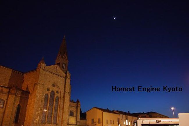 駅前広場の夜景。