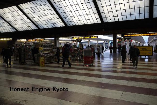 コンコースを抜け、ホームに入ってきました。<br />切符はこ場内にある自販機や背面左側にあるチケットオフィスで買うことが出来ます。