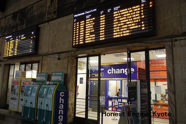 チケットオフィス。<br />上段の掲示板には乗車する列車の発番ホームの番号が表示されますが、日本と違い出発直前まで表示されません。