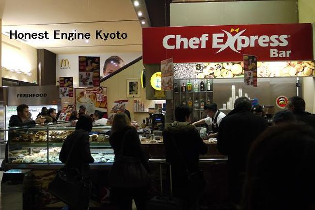 ホーム右側には大きなバールと小さな土産物店、奥にはマクドもありました。