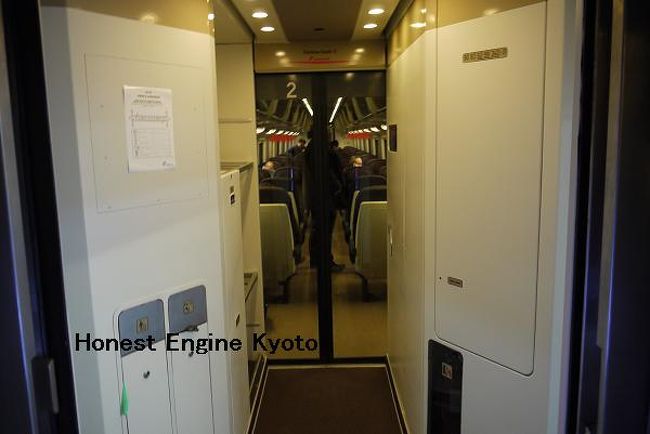 ２等車入口。<br />自動扉だけれど時々開かないドアもある。<br />その場合は右側面のスイッチを押すと開きます。<br /><br />開かないドアを手で開けていたら、後ろから来たイタリア人に「ここを押すんだよ」と笑われながら教えてもらいました。（笑い）