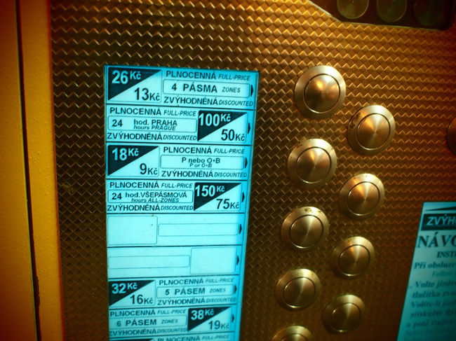 119番のバスで地下鉄DEJVICKA駅まで。買いましょう切符。