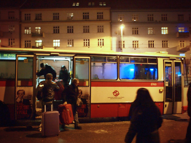 地下鉄DEJVICKA駅です。社内アナウンスは聞き取れませんがほとんどの人が降車するので解りやすいです。
