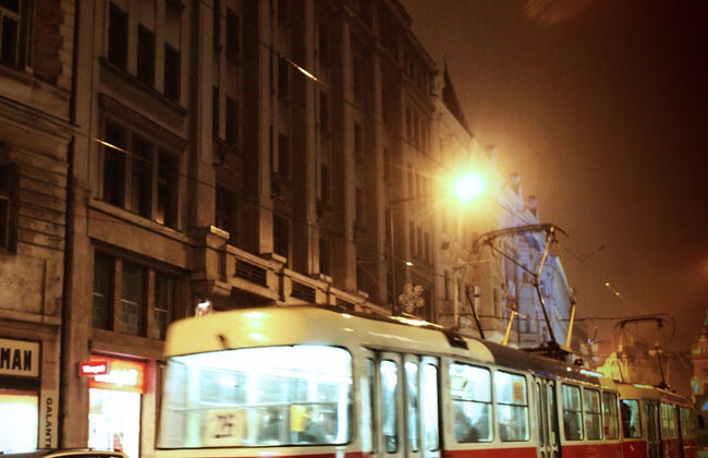 ホテルの近所までトラムに乗りましょう。