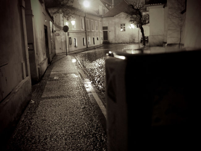 道迷いました。ホテルまで帰ることができません。iPhoneをタップ。