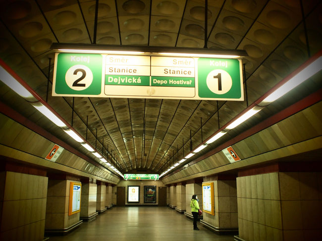 地下鉄とバスで空港まで。唇の乾燥にリップ。