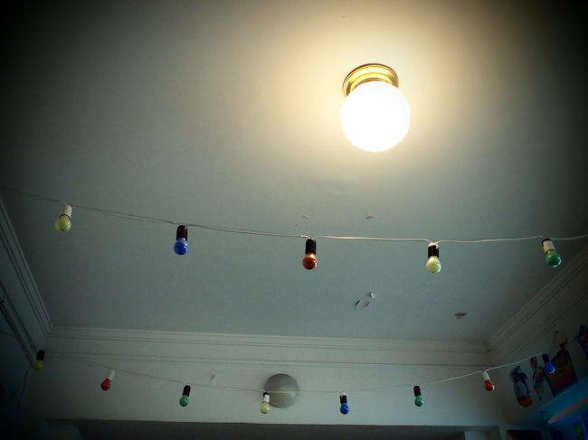 せっかくなので近所を散策です。雨やどりの電球たち。