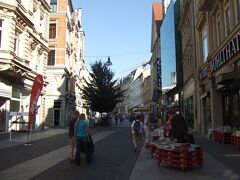 このライプツィヒ通りは、本屋さん、衣料品店、靴屋、スーパー等ショッピングストリート。