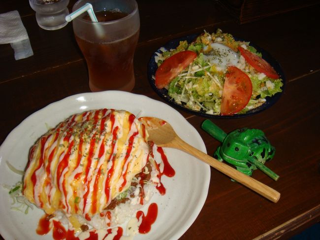 ここのお店はタコライスの上にふわふわの卵がのっているオムタコです♪<br /><br />写真はオムタコとシーザーサラダ。<br />ボリュームあります！