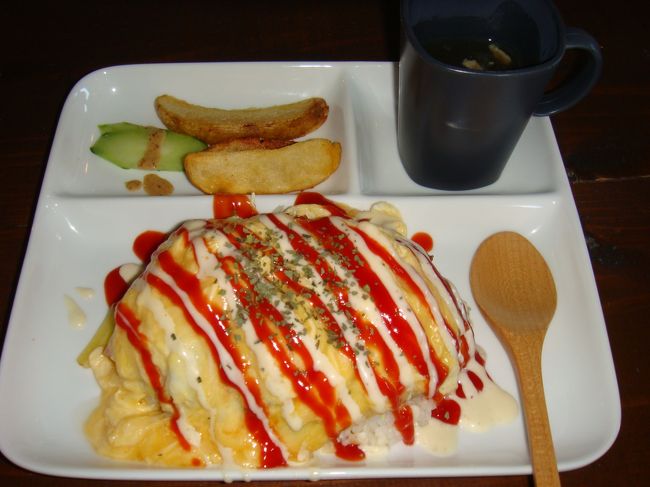 これはオムタコランチ。<br />普通のオムタコより少し小さくて、ポテトとスープが付いてます。<br /><br />オムタコはおいしかった〜(^_^)v<br />ふつうのタコライスより卵があるのはいいですね♪