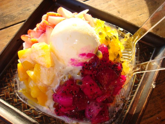 名前は忘れてしまいましたが、かき氷にアイスとドラゴンフルーツ・マンゴー・パッションフルーツ・いちごがのったこれにしました☆<br />味はおいしい〜♪♪まずいわけはないですね(笑)<br />写真ではあまりわからないかもしれませんが、こちらかなり大きいんです(^^;)2人で1個にしましたが、食べきれない･･<br />もっと空腹のもっと暑いときに食べたかったなぁ。。