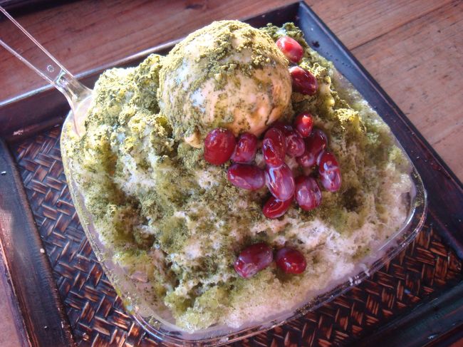 夫が注文した、かき氷にアイスと抹茶金時白玉入りのもの。これもおいしかった〜♪