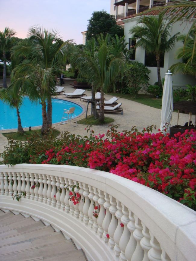 下のビーチの方に降りて行きます。。