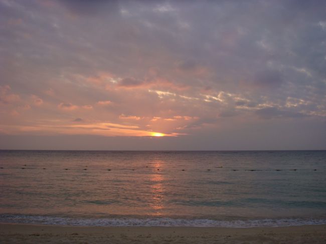 沈んでしまいました。。<br />時間を忘れて見入ってしまいました〜。<br /><br />夕食は遅めにとることにして、一度お部屋に戻って休憩です。<br />夫は疲れていたのかすぐ寝ていました。。<br />私は夕食までにおなかを空かせたい気持ちもあって、その間にスパに電話して予約が取れたので、リラクゼーションカプセルに入りに行ってきました♪<br />汗も出て気持ち良くて、ずっと寝てました〜。<br />戻っても夫は寝てて、私がいなかったのも知らなかったらしいです(笑)<br />