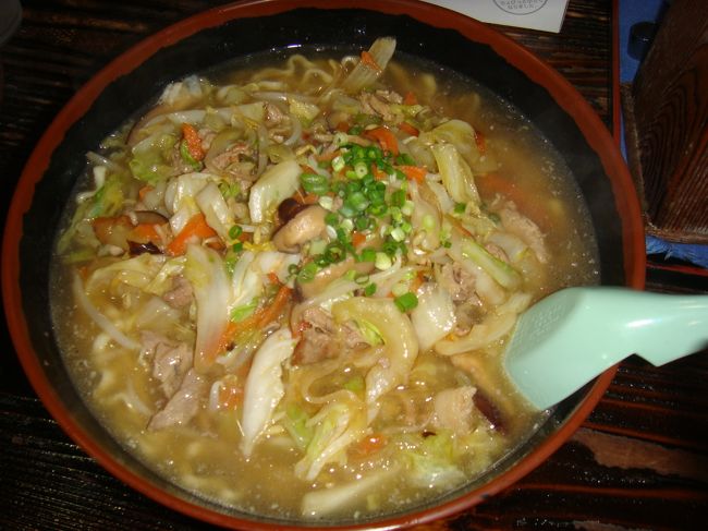 夕食はホテルの近くにある沖縄そばのお店”花織そば”に来ました。<br /><br />私が注文したのは”野菜そば”。びっくりなのが大きさ！普通の値段なのに大きい･･。味はおいしかったです。野菜いっぱいでうれしいです。<br />