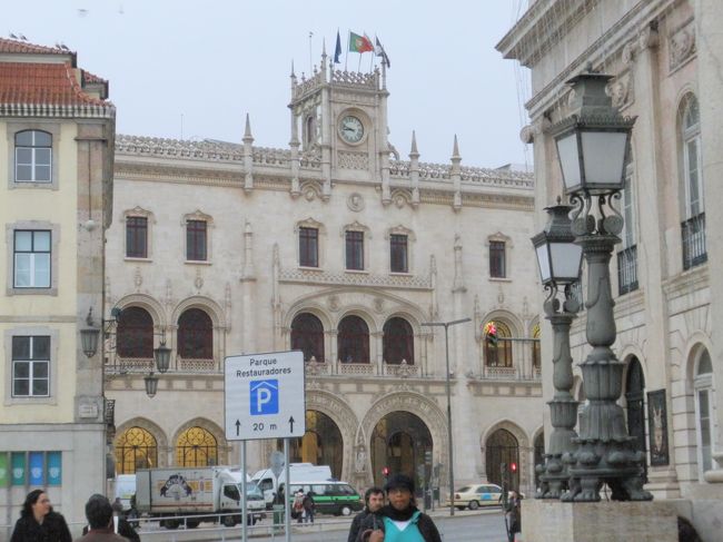 12月28日（月）今日は、ここロシオ駅からシントラ線に乗って、ユーラシア大陸最西端ロカ岬を目指します（リスボアカードで行けるのです）<br />ロシオ駅の入り口、アールヌーボーチックなところがとってもおしゃれ。