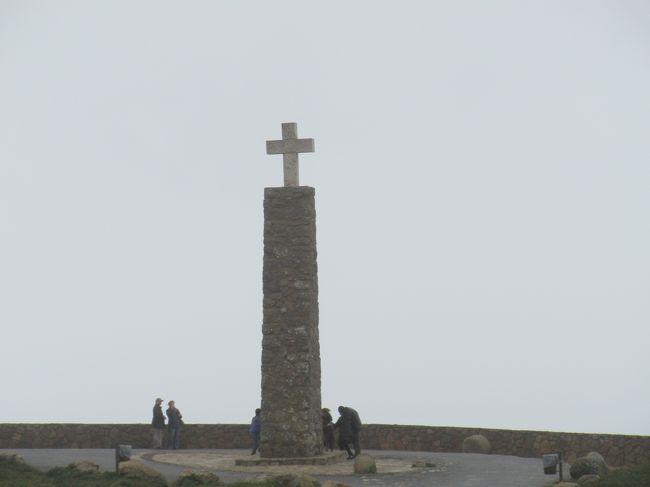 シントラ駅のバス停の前で、Bilhete Turistico Diayio（バス一日券10ユーロ）を購入。403番バスでロカ岬へ。とにかくシントラのバスはせっかちさん。定刻より前に出てしまう。しかも、かなり霧が出てるのに危険な運転。<br />　この時期にロカ岬に行く人は、なぜか日本人が多い。。。それもそのはず、ついたら台風中継のアナウンサーのような状態になってしまった･･･。いるのは物好きな？外国人ばかり。みなさん夏（晴れた日）に行きましょう。