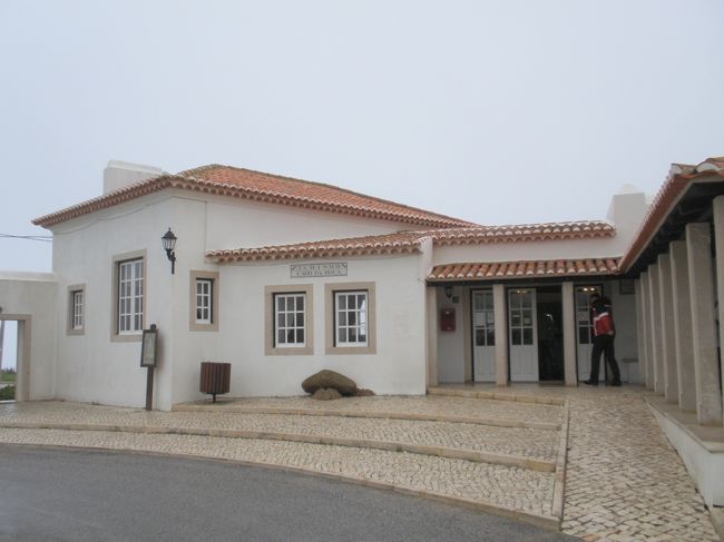 ロカ岬のバス停の前。このインフォメーションで、最西端の証明書に名前を入れて書いてもらえます。（そのペンがまたいい。レトロな字体ができるペンに注目を。証明書4.9ユーロ、封筒0.95ユーロ。ここからそれを郵送することもOK）