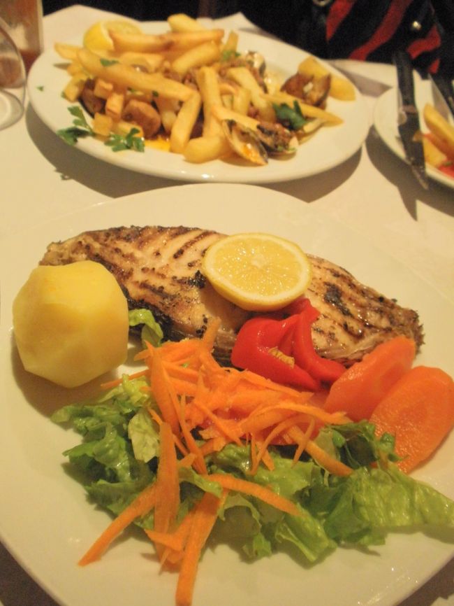 シントラの王宮前でごはん。スズキの塩焼きはすごく大きい。おいももおいしい！。さらにデザートはチョコレートムースをいただきました。