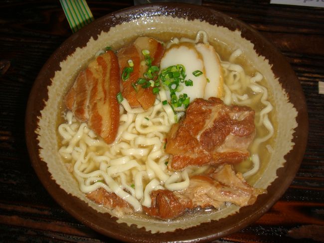 夫が注文の沖縄そば。<br />これもおいしい(^^)<br /><br />私はまだ沖縄そばをそんなに食べたことがないので、色んなお店で食べてお気に入りのお店を見つけたいですね〜。<br /><br />今日も食べすぎな一日となりました。。<br />旅行に来るといつもこうなります･･(^^;)