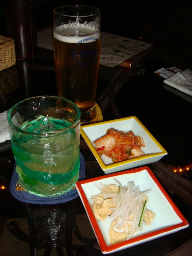 ホテルに戻ると4人はホテルのリラクゼーションプールに行くということで、私は行きたかったホテル内の泡盛居酒屋”アルタミラ”に友人奥様と2人で行ってきました♪<br /><br />私は泡盛のシークワーサー割りを注文。琉球グラスで飲む泡盛なんていいですね♪<br />おつまみはキムチとミミガーの和え物でクーポン使用で無料でした(^^)v