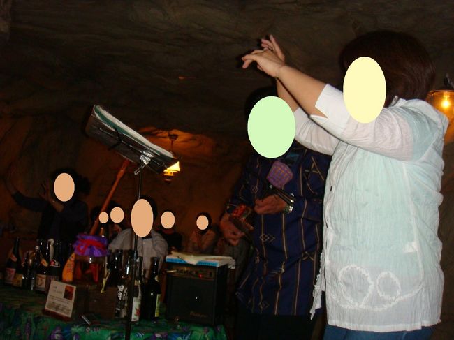 このお店では三線ライブがあって、有名な曲を演奏したり歌ってて、お客さんも踊ってて♪<br />洞窟風の内装で沖縄を感じる楽しい時間が過ごせました♪<br />女2人でのトークも盛り上がりました(^^)v<br /><br />2日目はこれで終了です。あっという間です。。<br />次は3日目美ら海水族館編に続きます。