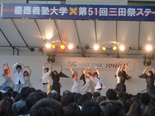 舞台では踊り。<br />他にもプロレスが中途半端に白熱してたな。