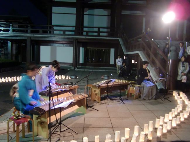 境内では琴の演奏会。