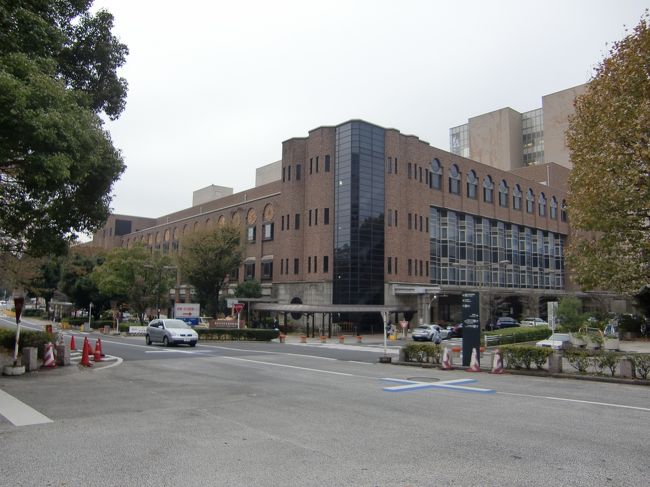 さて、有名大学の学園祭…の割にはやけに静かなキャンパスですね。