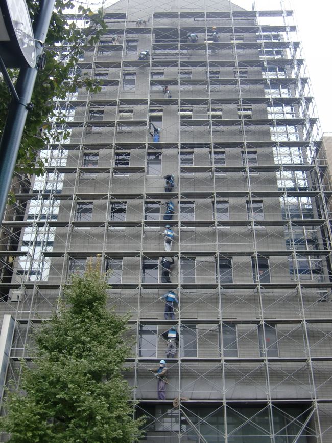 縦に並ぶ人々。<br /><br />それにしても下調べは大事です。この後は憂さ晴らしに何故か下北沢に向かいます。<br /><br />