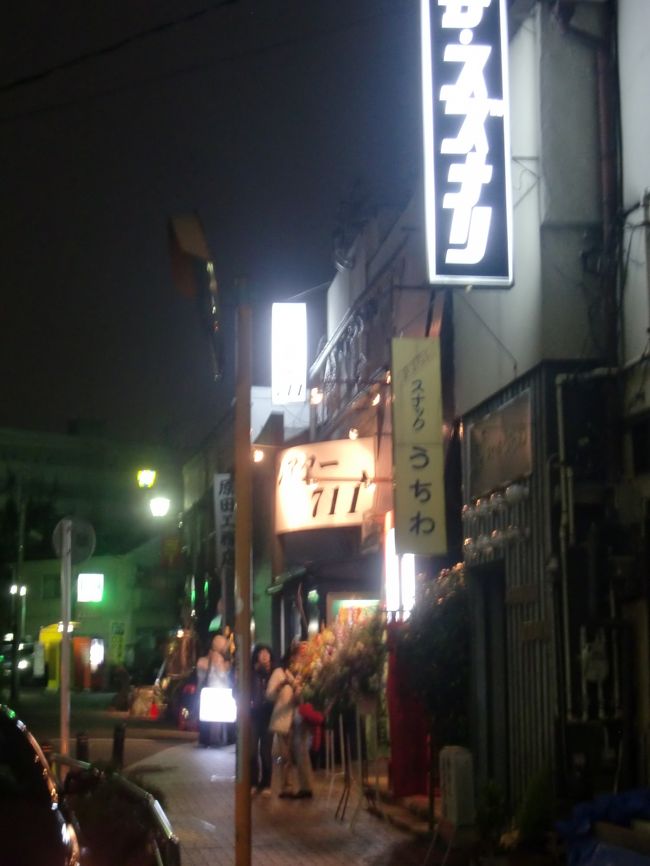 ここには劇場がたくさんある。<br />ポスターで見かけて面白そうだったので行ってみた。<br /><br />…予算オーバーで断念。