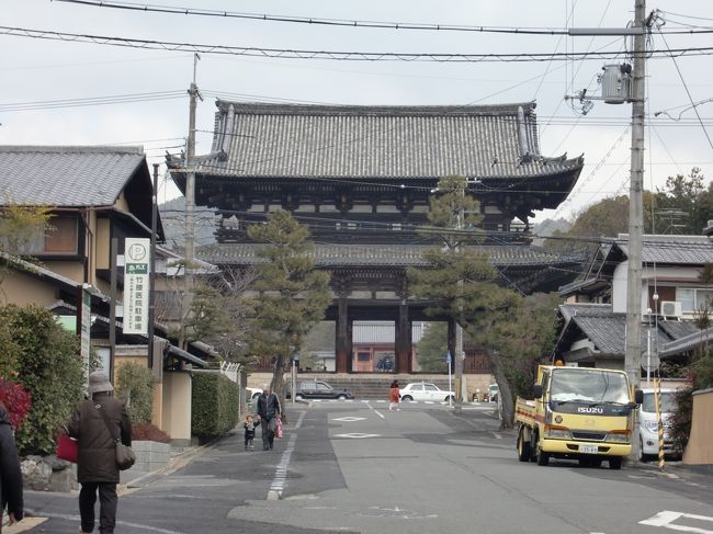 ようやく見えてきました。意外と街に溶け込んでいる。