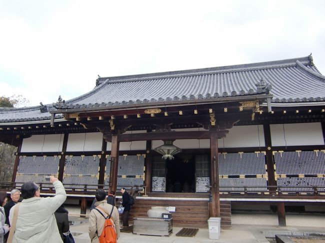 金堂内ではスタッフさんによる解説付き。<br />仁和寺は家光さんが再建したそうですな。阿弥陀三尊像など、なかなかに見ごたえのある内部でした。<br />いつもは静寂に包まれている空間の中で、仏さんたちは何を想い佇んでいるのでしょう。