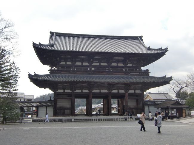 写真とは関係ないですが、御室桜というのがあります。背の低い、こじんまりとした桜なのですが(もちろんこのときは咲いていない)満開になったらまた風流だろうな。<br />ちなみに背が低いので、女性に対するほめ言葉として「御室桜」を使ってはいけないそうです。