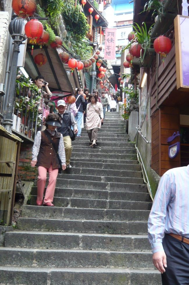 映画の舞台となり、　脚光をあび、観光客も大いにその雰囲気に浸れます。　狭く　急な坂道の両側にも、喫茶　レストラン　お土産やさんのお店です。