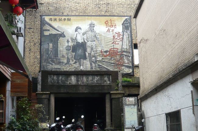 最古の映画館ですが、　建物の前部のみ。