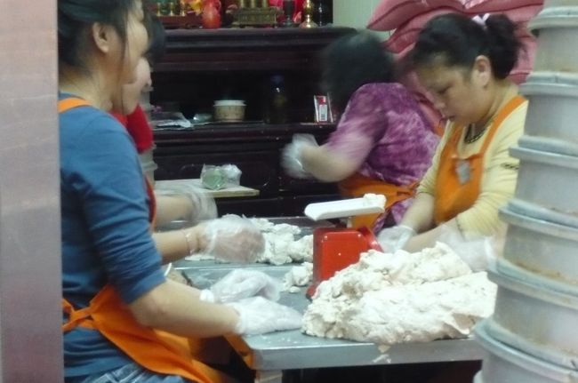 ここの名物　芋を使った団子のお店。店の中で　作っています。