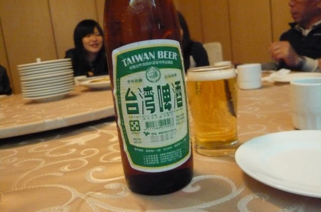 九ふんから市内へ戻ると、午後の一時すぎ、　梅子　にて昼食、今回初めての、ビールです。お店は地下にあり、大きく、鮮魚も選んで、注文できるようです。