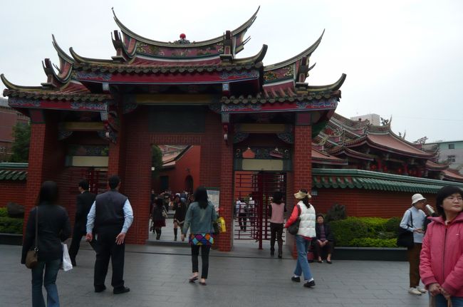 タクシーで行天宮へ。　商売の神様として有名、門の前にも　沢山の線香、お花を売っています。